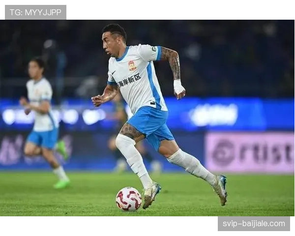 青岛西海岸外援戴维森阿齐兹表现活跃 但整体配合欠佳